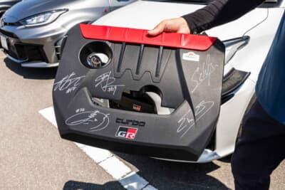 トヨタ GRヤリス:助手席に置いてあったのはエンジンカバー。WRCで活躍したTGRのドライバーにもらったサイン入りだ