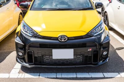 トヨタ GRヤリス:フロントのバンパーも昔はイエローだった。しかしラッピングが一部が浮いてきてしまったので、剥がしてみたとのこと