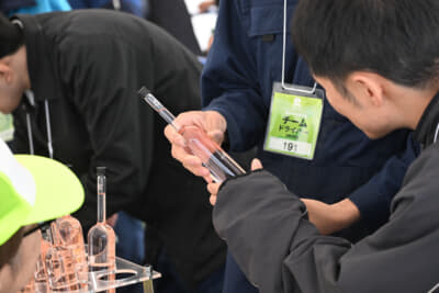 燃料供給がされるが、燃料ボトルは参加者が自らチェックして選ぶ