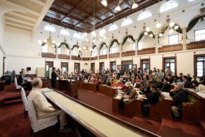 ドライバーズミーティングは京都府庁旧議場で行われる