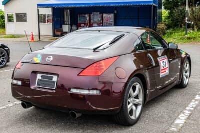 日産Z33型 フェアレディZ：純正カラーのプレミアム・ミスティック・マルーンもお気に入りのポイントである