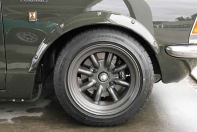 トヨタ カローラレビン:前後には純正のオーバーフェンダーを装着しているのがTE27の特徴だ。アップデートされたウィルウッドのキャリパーがワタナベのエイトスポークホイールからのぞいている