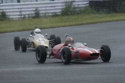 アレクシスMk14 フォーミュラ フォード:先行するのはフェスティバル オブ サイドウェイ トロフィーを主催する金子温氏の1964年式クーパーT72。土井さんの1967年式のアレクシスMk14 フォーミュラ フォードが猛追する