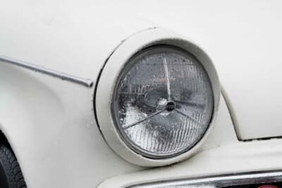 ヒルマン ミンクス シリーズⅤ:車検時、光量が足りなかったオリジナルのシールドビームは、オーナーの好みでルーカスのスリーポインテッドのハロゲンライトへと変えられている