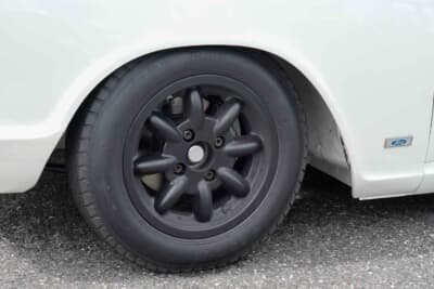 ロータス コーティナMk1シリーズ1:サイドウェイ・トロフィーはダンロップCR65というバイアスレーシングタイヤがコントロールタイヤとなる。ホイールはミニライトだ