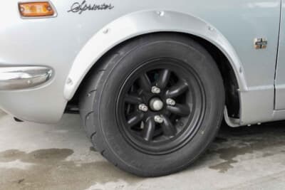 トヨタ スプリンター トレノ:スポーティモデルをアピールするのが前後のオーバーフェンダーだ。ワタナベのエイトスポークホイールに185/60サイズのトーヨーPROXES R888Rが組み合わされる