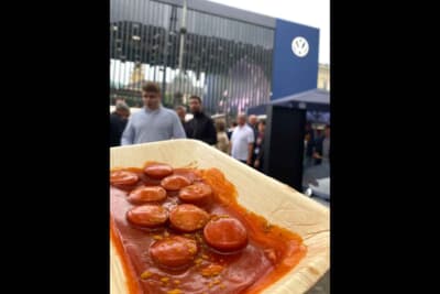 VWブースで頂いた名物のカリーヴルスト