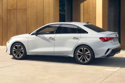 ワイド&ローなプロポーションを主張するリアバンパー