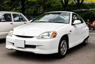 ホンダ インサイト：バッテリーを搭載しながら、車ボディにアルミや樹脂などを採用して車重は1トン弱