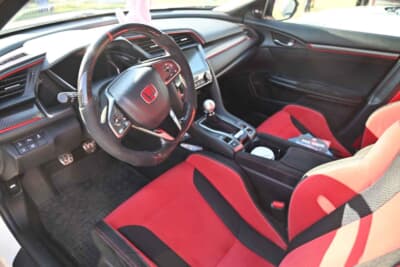 ボディカラーがピンクの女性オーナーのホンダ・シビック・タイプR