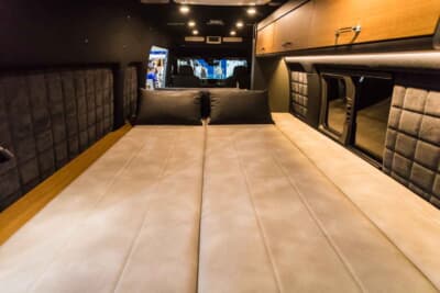 日産 キャラバン:後部スペースは常設型ベッドで、大人2名が就寝可能だ