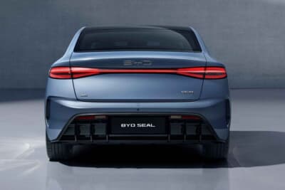 BYD SEAL:水平線を思わせる直線形状のテールランプやダックテールなど、海の美しさとスポーティさを表現するリアビュー