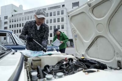 日産 スカイライン2000GT-R:剛雄さんは駆動系のオーバーホールなどの重整備も含めて自身の手で行う。プラグ交換を終え、2日間のクラシックカーラリーに挑む