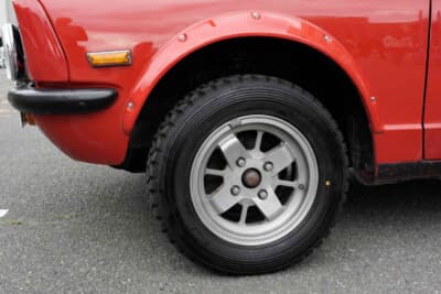 トヨタ カローラ レビン：ラリー競技車両であるため、車高はこのようにリフトアップされている。ブロック状のラリータイヤのハンドリングも悪くないそうだ