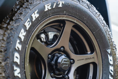 WEDS ADVENTURE HASE SPECⅡ：直線的なスポークに中央を落とし込んだコンケーブフェイス。フランジまわりは軽く逆反りさせ、つまみ出したような意匠を採用することで、ディスクの立体感をより強調