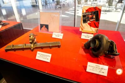 鈴鹿PA:展示にはアイルトン・セナ選手のサインやホンダRA272のヘッドカバー、100Eのタービンなども展示されている