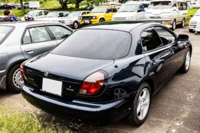 マツダ ランティス:5ドアのクーペに比べて台数の少ないセダンボディだ