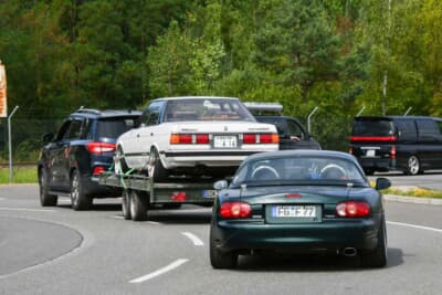 日本のナンバープレート装着ではドイツでは走行不可なので、オーナーさんも積車で帰ります