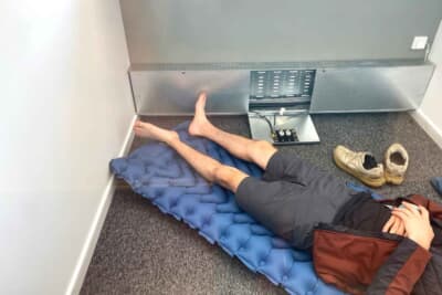 テレビコメンテーター用のブースで寝ている人を見るのが楽しいです