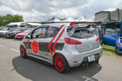 ところどころ日章旗インスパイアなグラフィックが目立ちますが、ナンバープレートの管轄は野長