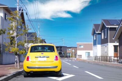 揺れを感じたら、慌てずに道路の左側にクルマを停止させる