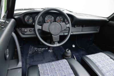 30万2000ドル(邦貨換算約4450万円)で落札されたポルシェ「911カレラ 2.7タルガ」(C)Courtesy of RM Sotheby's