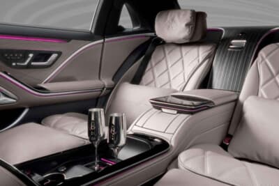 メルセデス・マイバッハ S680エディション・ノーザンライツ：格納式テーブルや専用のシャンパングラスまで用意