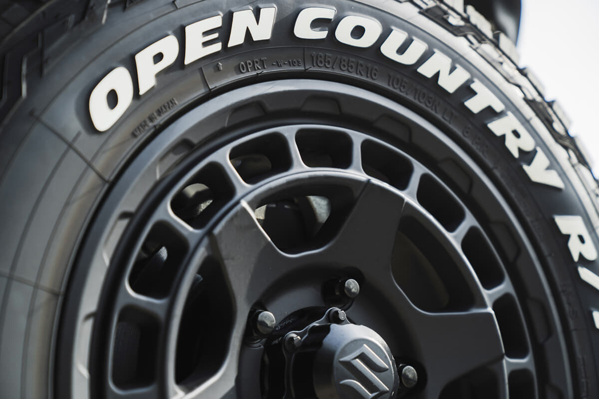 マッドヴァンスXタイプS：フランジと外周部のオフな造形は三部作で共通。そこからセンターへ向けて骨太な6本スポークを強烈に落とし込むのがパワフル