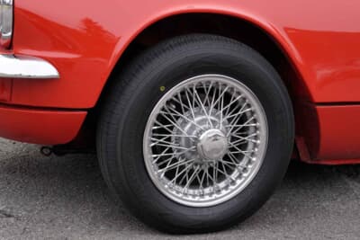 トライアンフ スピットファイアMk3:タイヤサイズは145/80の13インチ。新車当時オプション選択できたワイヤーホイールはセンターロック方式となっている