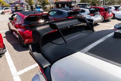 トヨタ GRヤリス:ルーフ後方に装着した巨大なウイングはウェルパインモータースポーツ社製で、WRCマシンのウイングを参考に公道走行が可能となるような形状となっている