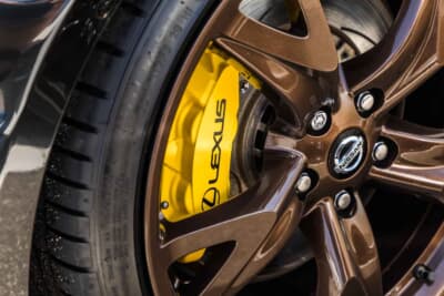 トヨタ GRヤリス:ブレーキキャリパーはLEXUS LBXのモリゾウエディション用のイエローキャリパーを流用している