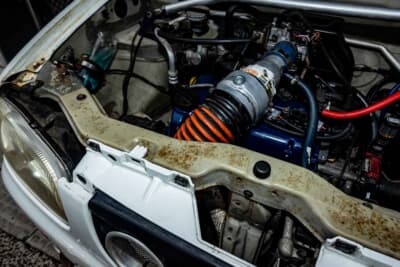 スズキHA23V型アルト:フロントグリルを加工しエアクリーナーへ外気を導く。それでもパワーではダイハツ勢が上まわるか