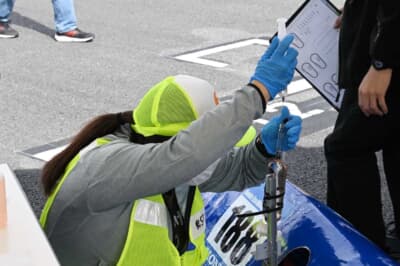 計測もシビア。マシンは暖気運転をした後に、減った燃料を追加し、スタートラインに並ぶこととなる