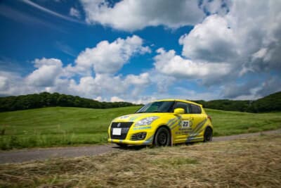 ラリー部の先輩である渡邉公輔さんを後部座席に添えての3人で参戦。参戦車両はスズキ「スイフトスポーツ」