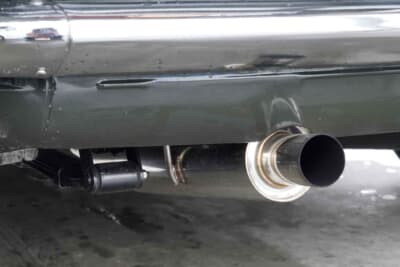 トヨタ カローラレビン:口径の大きなステンレス製のものに変更されたエキゾーストパイプ
