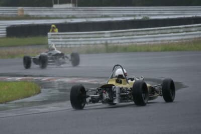 アレクシスMk14 フォーミュラ フォード:フォレストレースウェイを走る土井さんと1967年式のアレクシスMk14 フォーミュラ フォード。レインコンディションでの予選だが、4輪は「コケない」ので安心して走れる