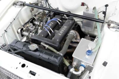 ロータス コーティナMk1シリーズ1:この日は少し吹き上がりがイマイチだったというロータスツインカムエンジン。エンジンはドライサンプ式で、右手にオイルタンク、後方はオイルキャッチタンクが備わるレーシング仕様となっている
