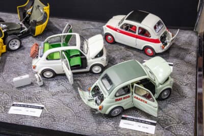 左から時計回りに1/18スケール 京商 ダイキャスト フィアット ヌォーヴァ500 アクセサリー付き、フィアット ヌォーヴァ500スポーツ、フィアット ヌォーヴァ500エラボラツィオーネ アバルト レコード