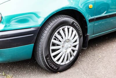 トヨタ カローラ1300GS：ホイールカバーがセットされている