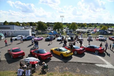 NSXが並ぶドイツの町外れのサーキット。痛車も並びます