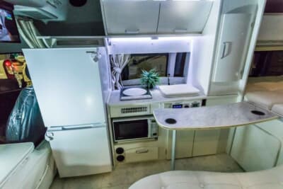 トヨタ ハイエース：ガスコンロではなくIHヒーターを使用することで、火事の危険を減らし、地球環境にも優しい作りとしているのも特徴だ