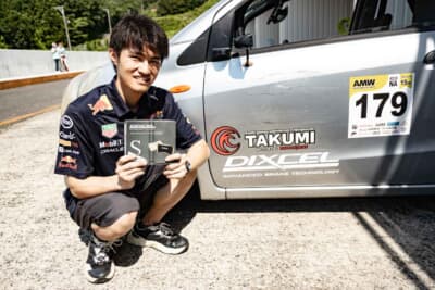 東北660選手権・3クラス／遠藤龍之介さん。「完走するだけでポイントが付くので、貯めやすいのが嬉しい。またブレーキを他車から流用すると品番が分かりにくいが、ディクセルは古いクルマでもラインナップが豊富なうえ、適合する商品を探しやすいのも魅力だ」