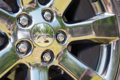 三菱 エクリプス スパイダー:特別仕様車とはいえデリカD:5の純正品だけあり、センターキャップには三菱のマークが刻まれる。インセットもエクリプスにぴったり