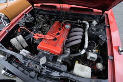 トヨタ カローラ レビン：エンジンルームを覗くとマイルドスチール製の等長マニホールドがコンペティションムードを演出している