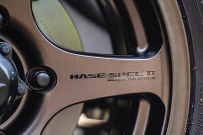 WEDS ADVENTURE HASE SPECⅡ：スポークの側面にはえぐるようなサイドカット加工を施して軽量化。スポーティでキレのあるスタイリング。AMF（フローフォーミング）を採用し、軽さと高剛性を両立