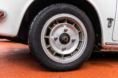 スバル ff-1 1300G:NUT ビッグライトホイールを装着