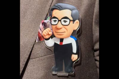 スタッフの方にいただいた鈴木社長の似顔絵アクリルスタンドを胸に刺して嬉しそうでした