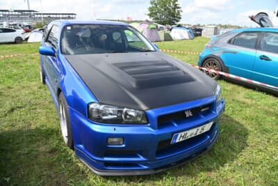 ボンネットも迫力なR34フェイス。　リアが……ワゴン？