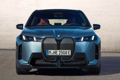 BMW iX:キドニー・グリル・アイコニック・グローは停車時に加え、走行時も輪郭を強調する