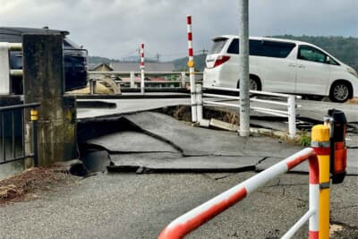 状況次第では、クルマを置いて徒歩で避難した方が良いケースがあるため、まずは冷静な判断が求められる